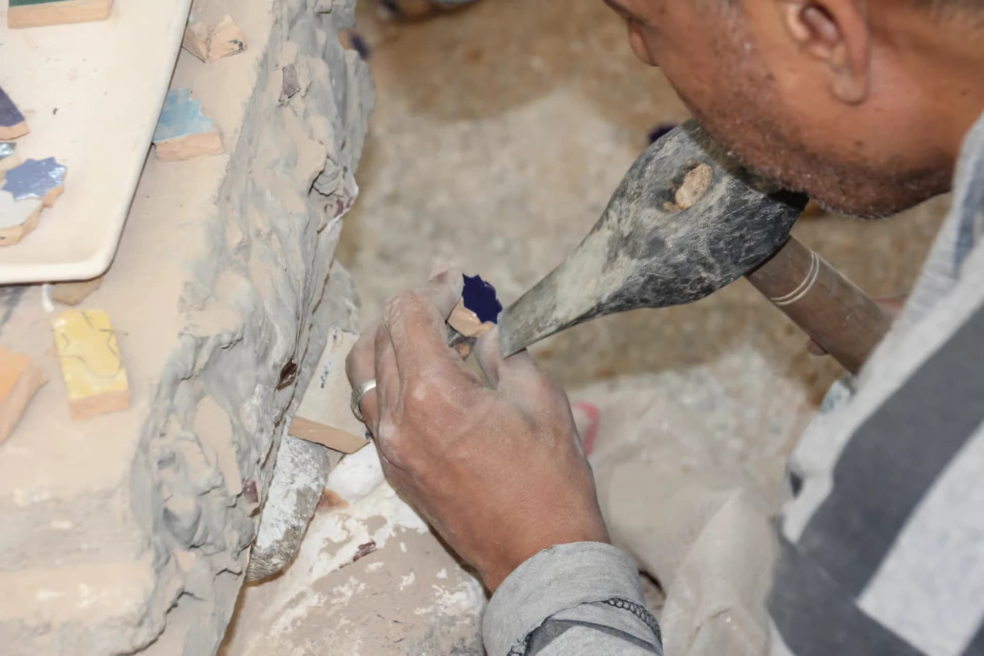 Ambiente de taller práctico de cerámica en Fez