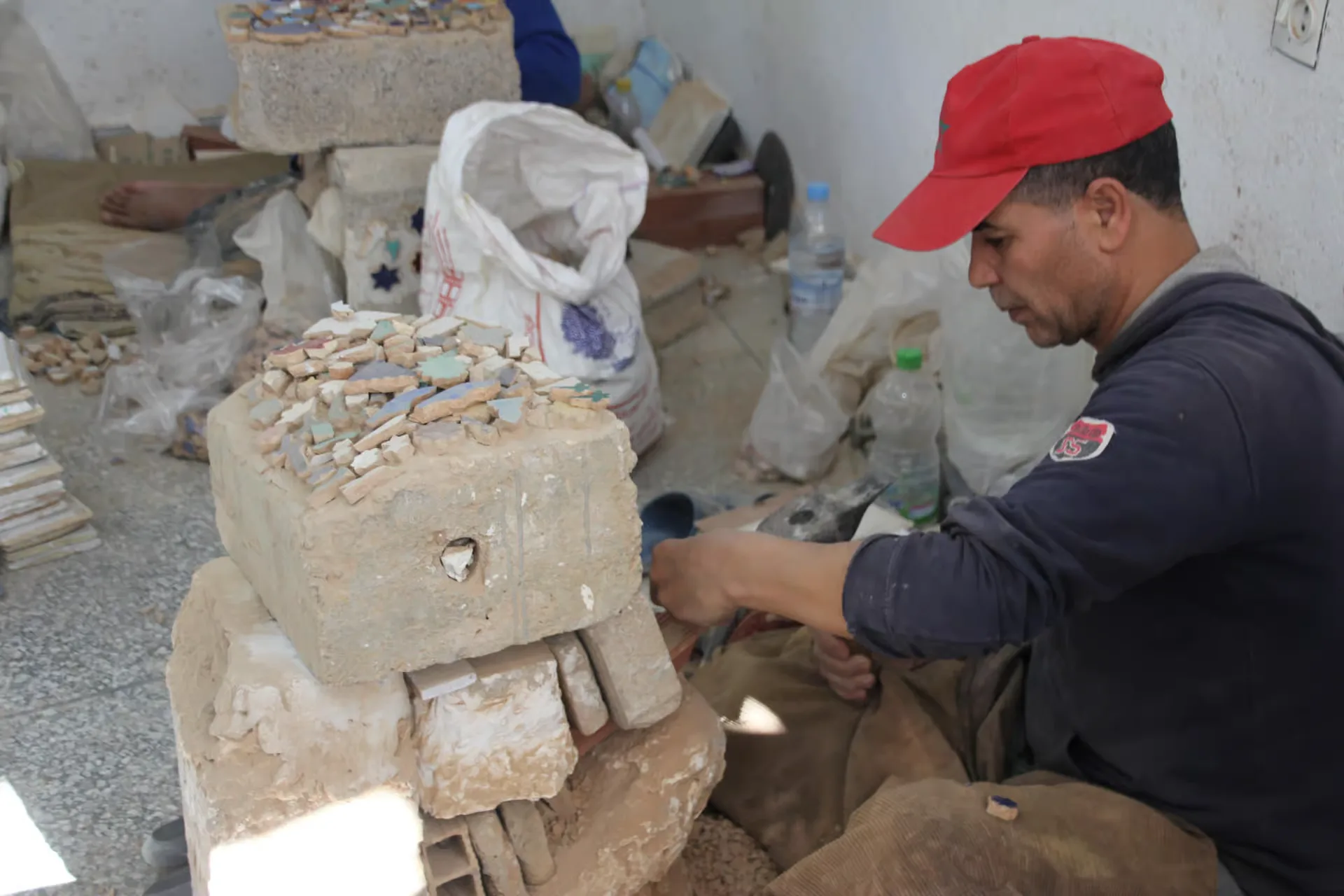 Detalles artesanales de una sesión de cerámica marroquí