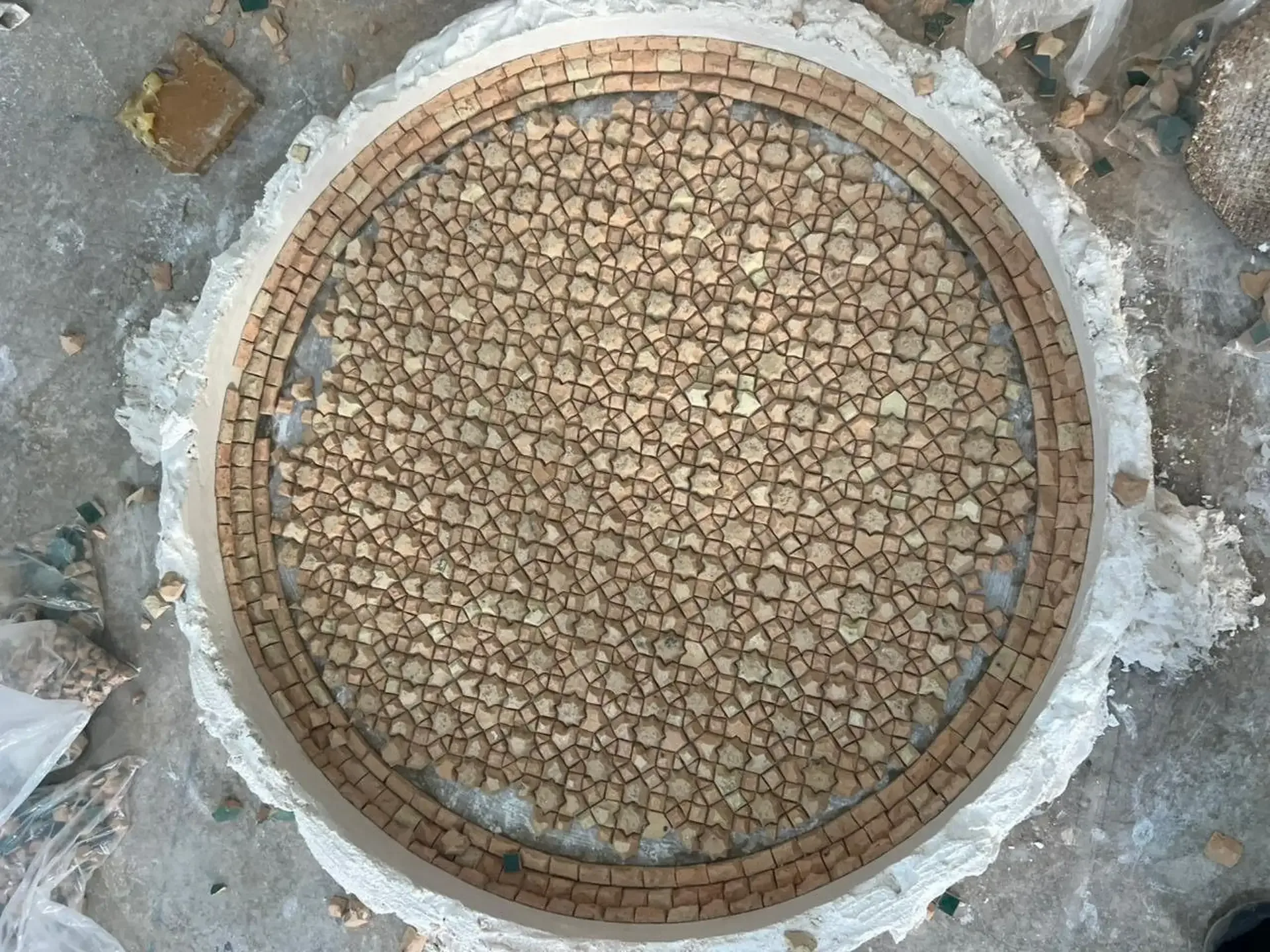 Medallón de mosaico zellige en proceso en el taller