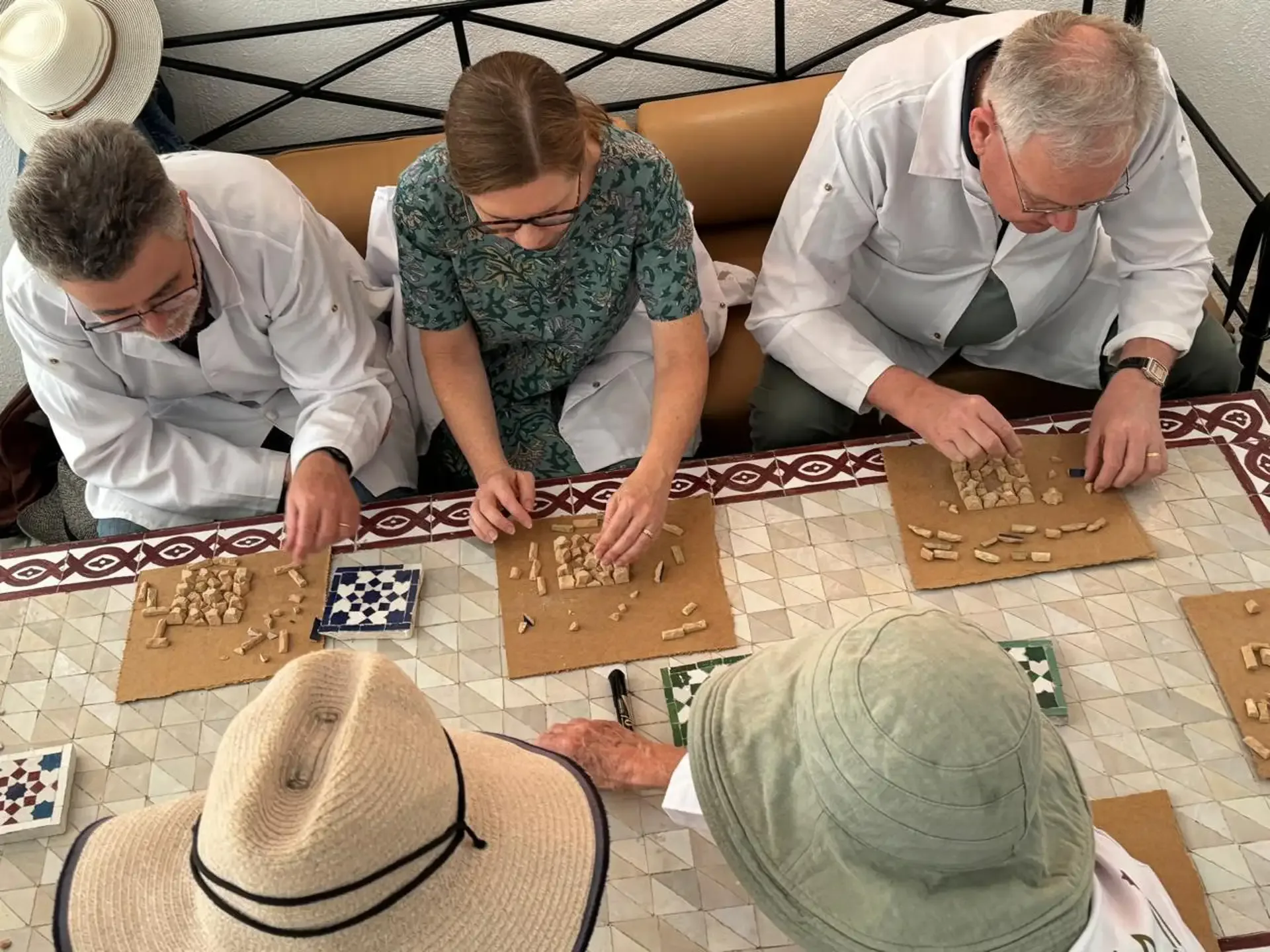 Bols de tesselles préparés pour un atelier de mosaïque zellige