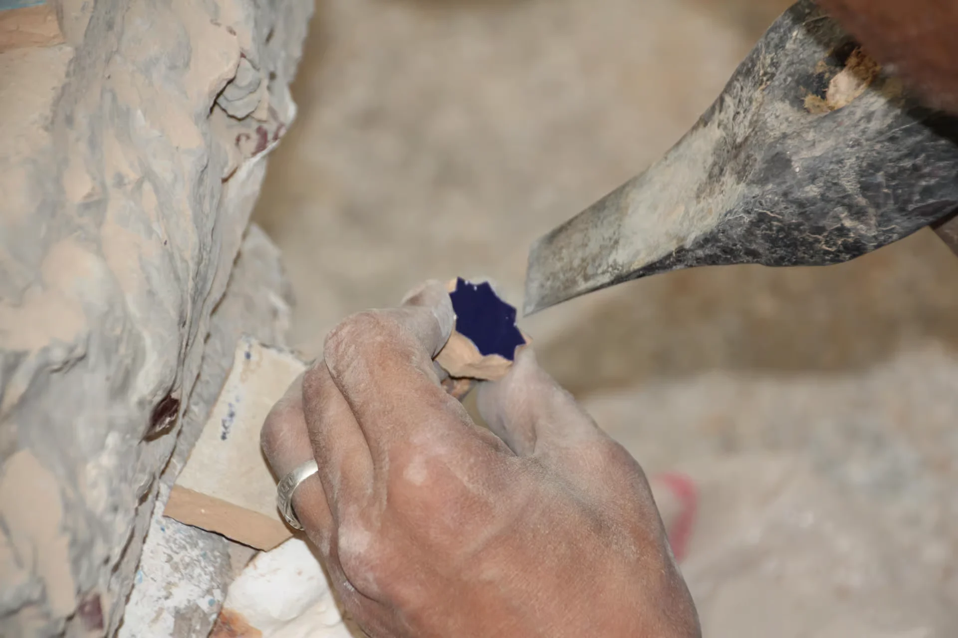 Escena de taller relacionada con la cerámica tradicional de Fez