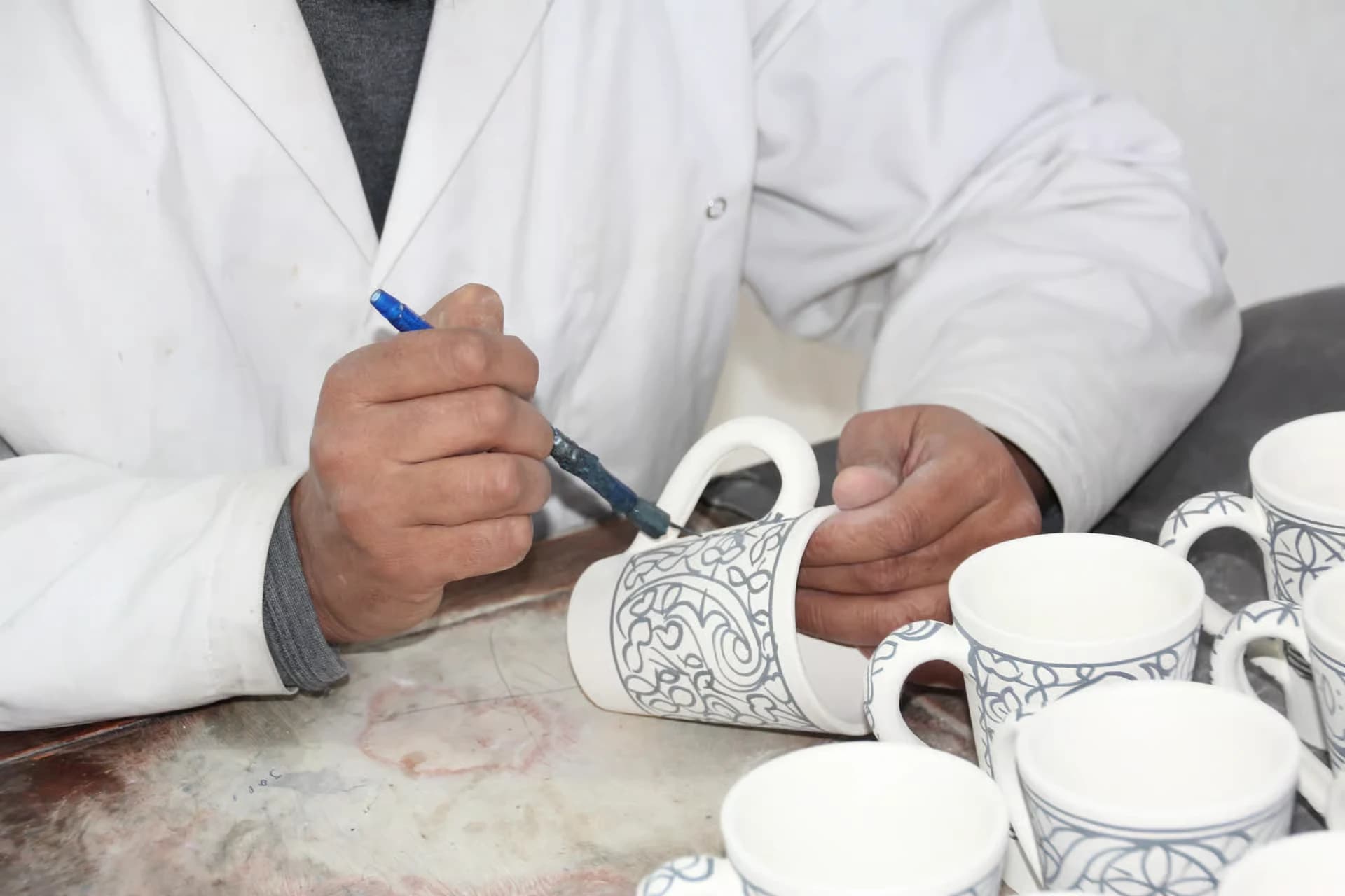 Sesión de pintura sobre cerámica en el taller