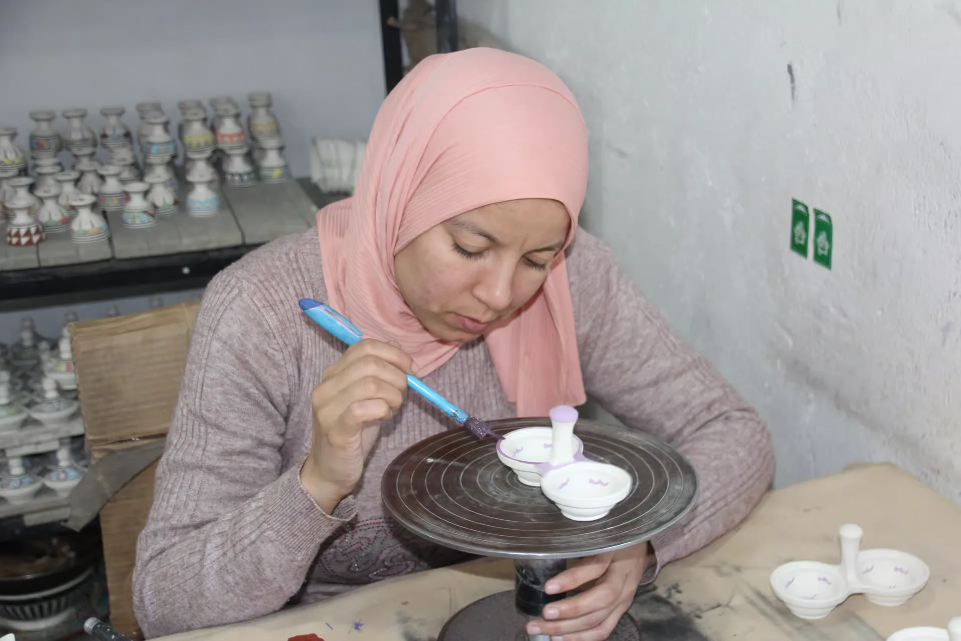 Scène d'atelier de poterie et mosaïque à Fès